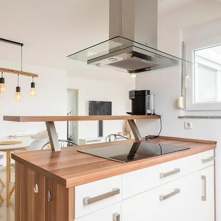 10 Guests Near Mercedes Plant & Train Apartman