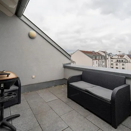 10 Guests Near Mercedes Plant & Train Apartman